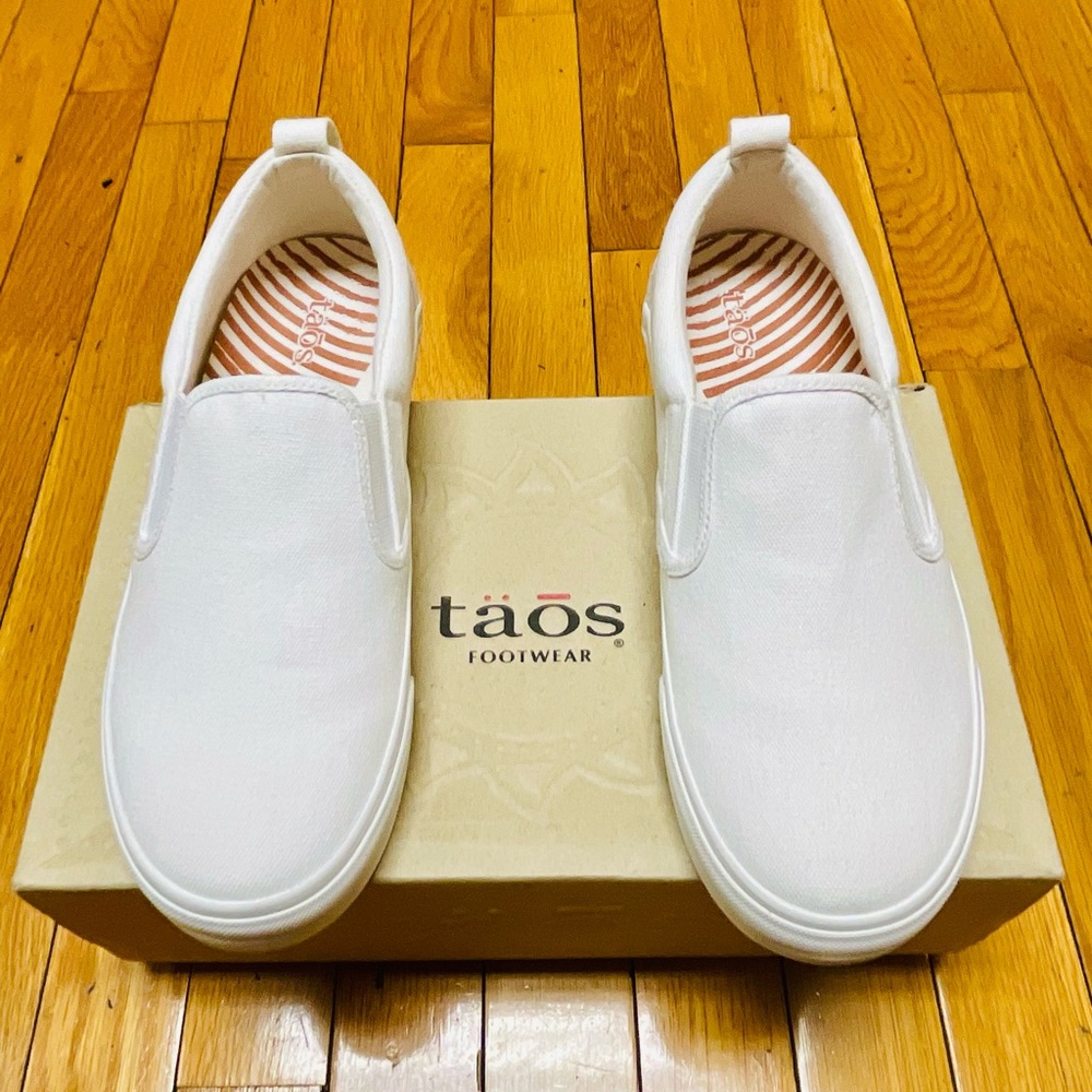 NWT - Taos Footwear - Rubber Soul - White Slip-Ons, Size 8 (W)